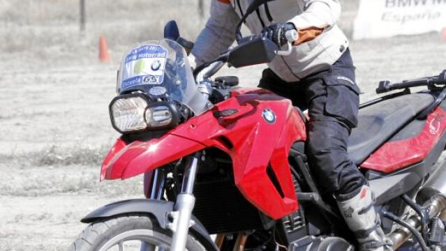 Alicia Sornosa y su BMW F 650GS se preparan practicando motocross