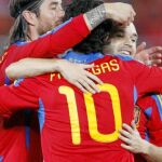 Sergio Ramos abraza a Iniesta y a Cesc Fàbregas tras un gol español