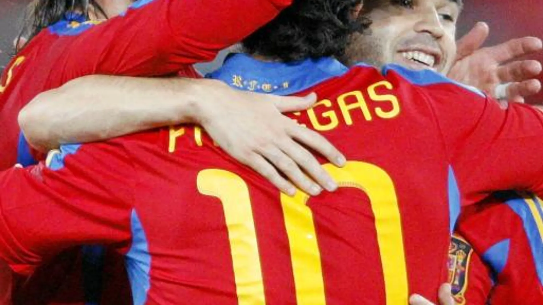 Sergio Ramos abraza a Iniesta y a Cesc Fàbregas tras un gol español