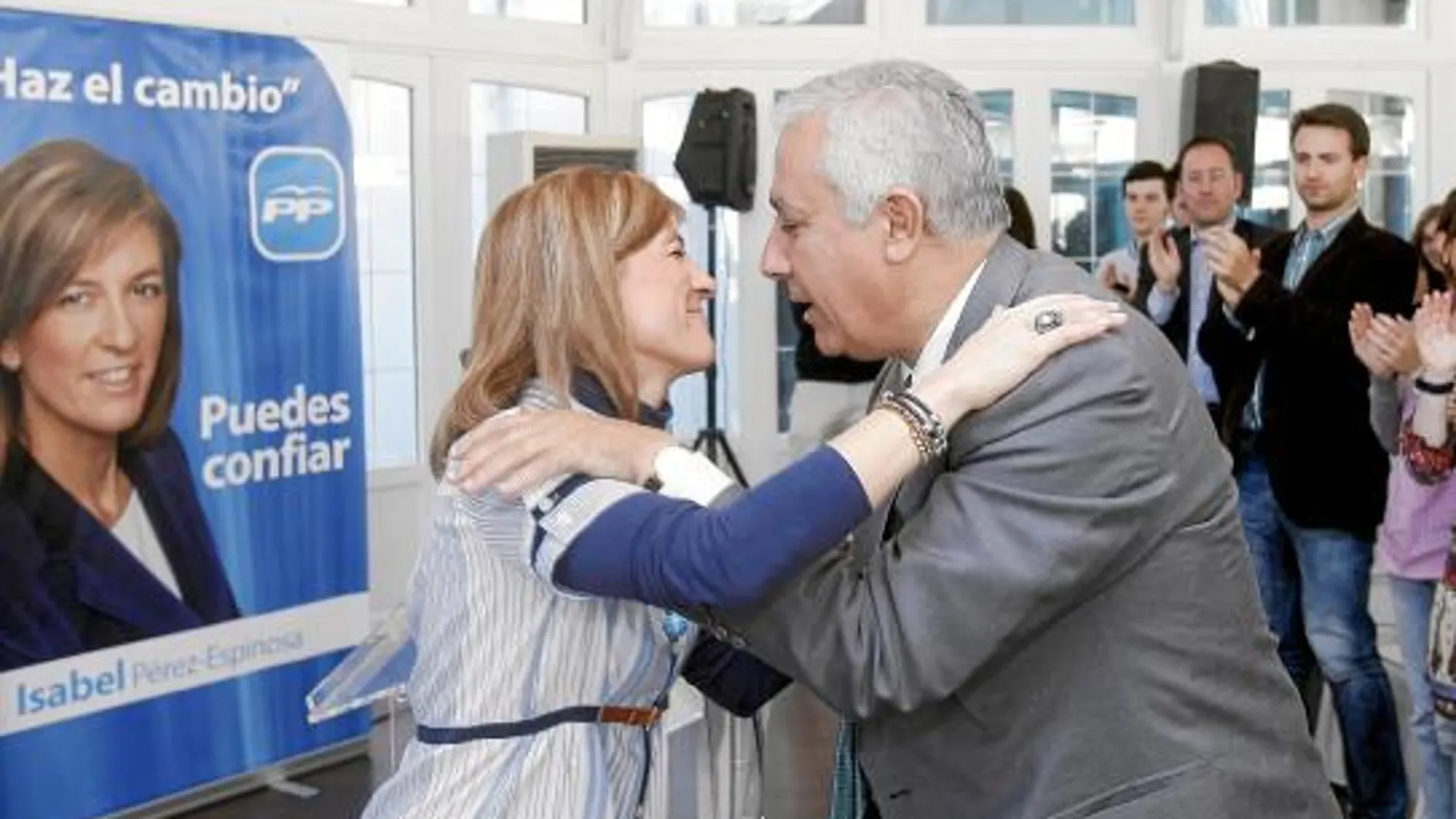 Javier Arenas saluda a Isabel Pérez-Espinosa, ayer en un acto político celebrado en Avilés