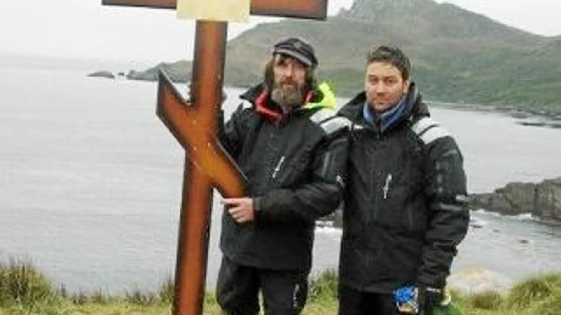 Fedor Konyukhov, junto a un amigo, sujeta la cruz en uno de sus destinos marítimos