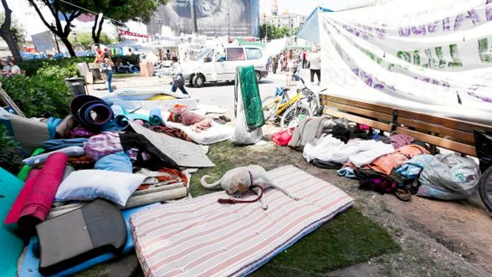 La indefinición en las posturas de los indignados ha afectado la imagen pública de una acampada que ha ido degenerando por la presencia de «okupas»