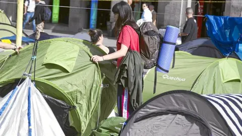 Los acampados en Sol comienzan a recoger sus tiendas