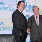 El presidente de Endesa, Borja Prado, y el de la ACB, Eduardo Portela, se dan la mano tras la firma del acuerdo, presentado ayer en Madrid