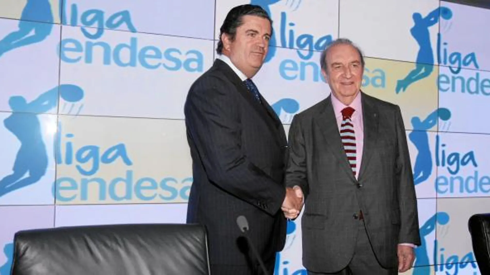El presidente de Endesa, Borja Prado, y el de la ACB, Eduardo Portela, se dan la mano tras la firma del acuerdo, presentado ayer en Madrid