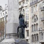 La escultura de Frederic Marés, con el obelisco dedicado a Francesc Pi i Margall a su espalda y el escudo del Rey en su base