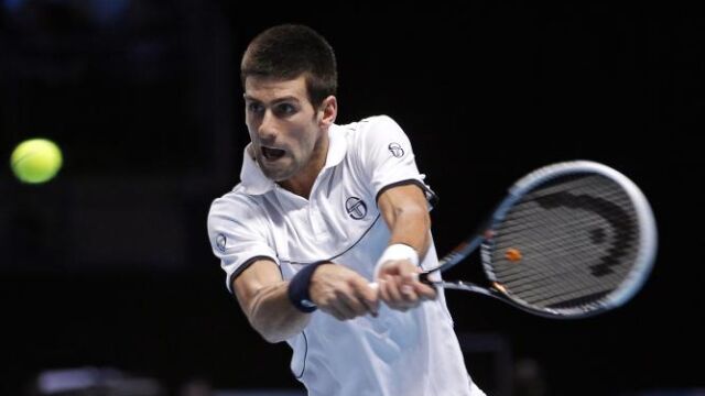 El tenista serbio Novak Djokovic devuelve una bola a su rival, el serbio Janko Tipsarevic