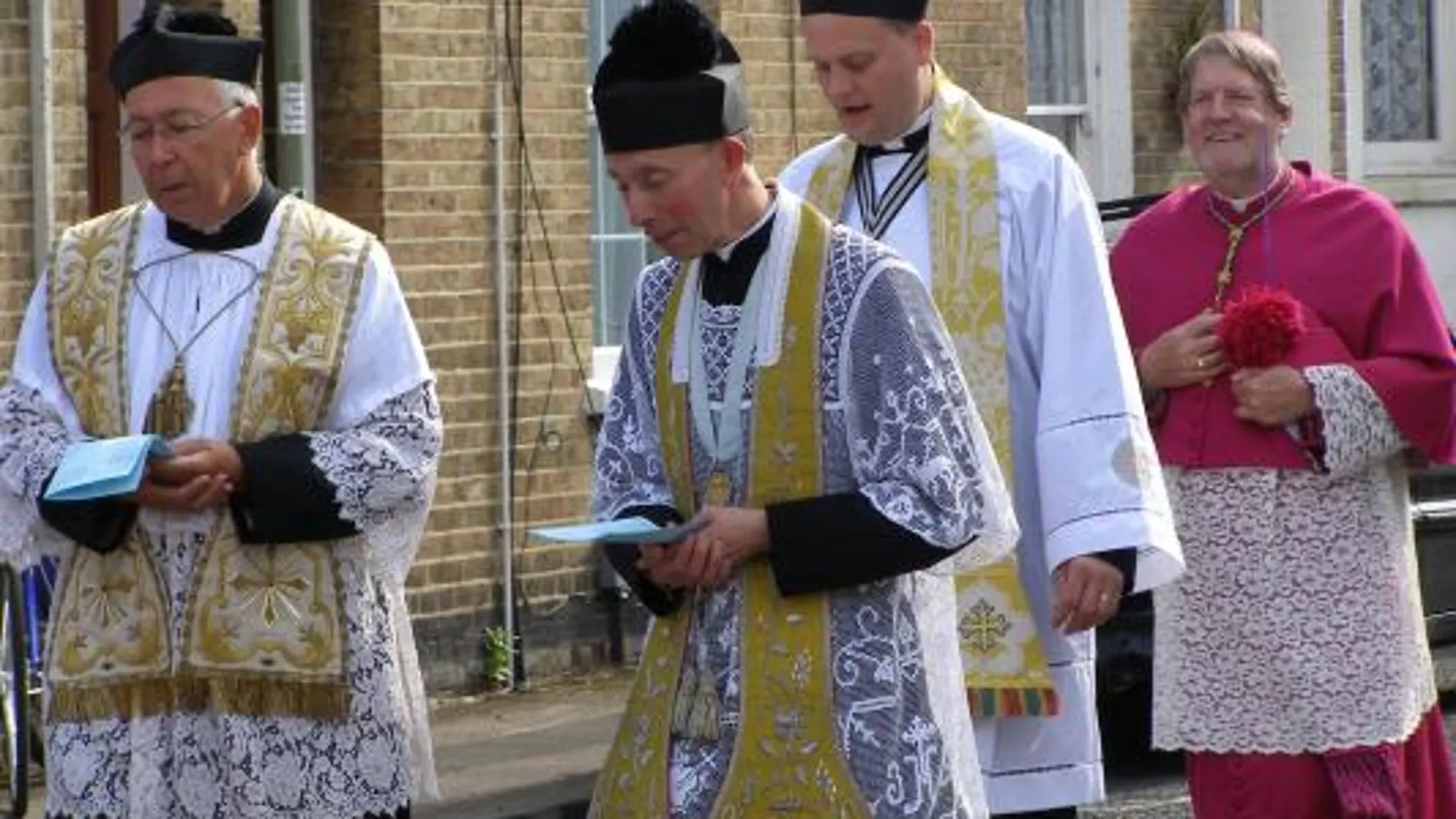 El obispo anglicano de Ebsfleet, Andrew Burnham (en la foto, en una procesión), puede liderar un éxodo de anglicanos conservadores hacia el catolicismo