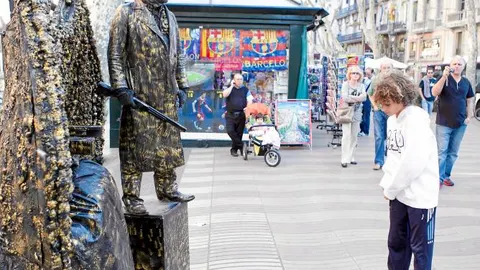 El Ayuntamiento quiere que las estatuas humanas de la Rambla paguen según el espacio que ocupan en el paseo