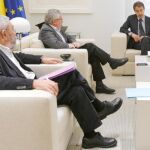Méndez, Toxo y Zapatero conversan al inicio de la reunión sobre la catástrofe nuclear de Japón