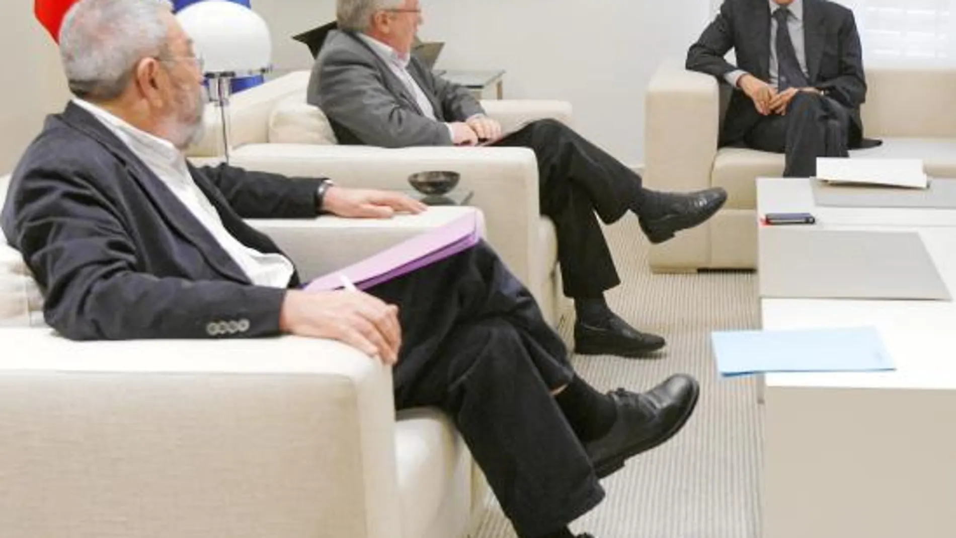 Méndez, Toxo y Zapatero conversan al inicio de la reunión sobre la catástrofe nuclear de Japón