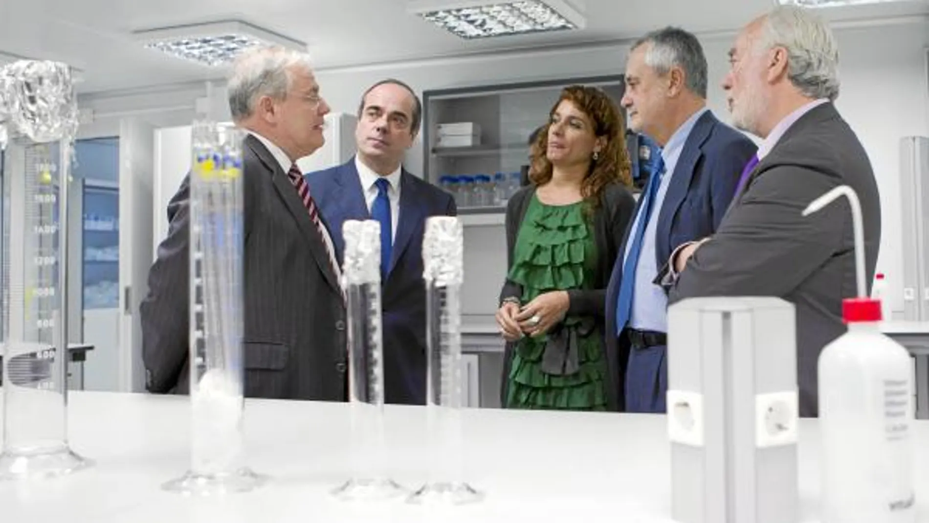 La consejera de Salud de la Junta, María Jesús Montero, junto al presidente andaluz, José Antonio Griñán
