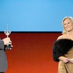 El director Rodrigo García entrega el premio Donostia a Glenn Close en el año 2011