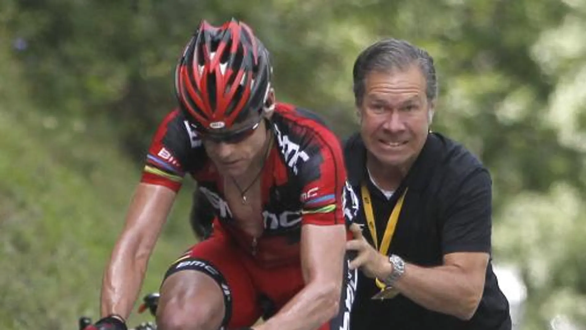 Evans, ayudado en la etapa de Alpe d'Huez