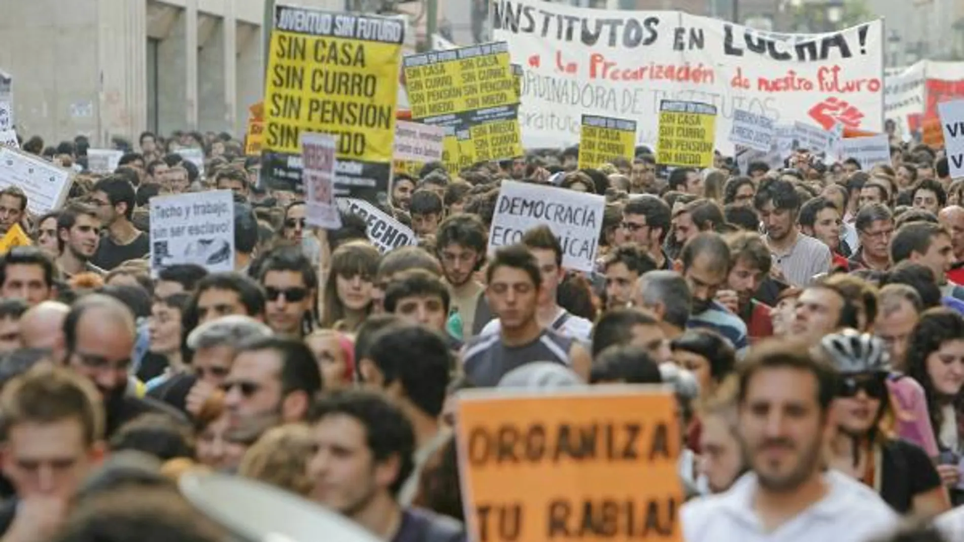 La iniciativa «Juventud sin futuro» ha reunido a miles de jóvenes hoy en Madrid