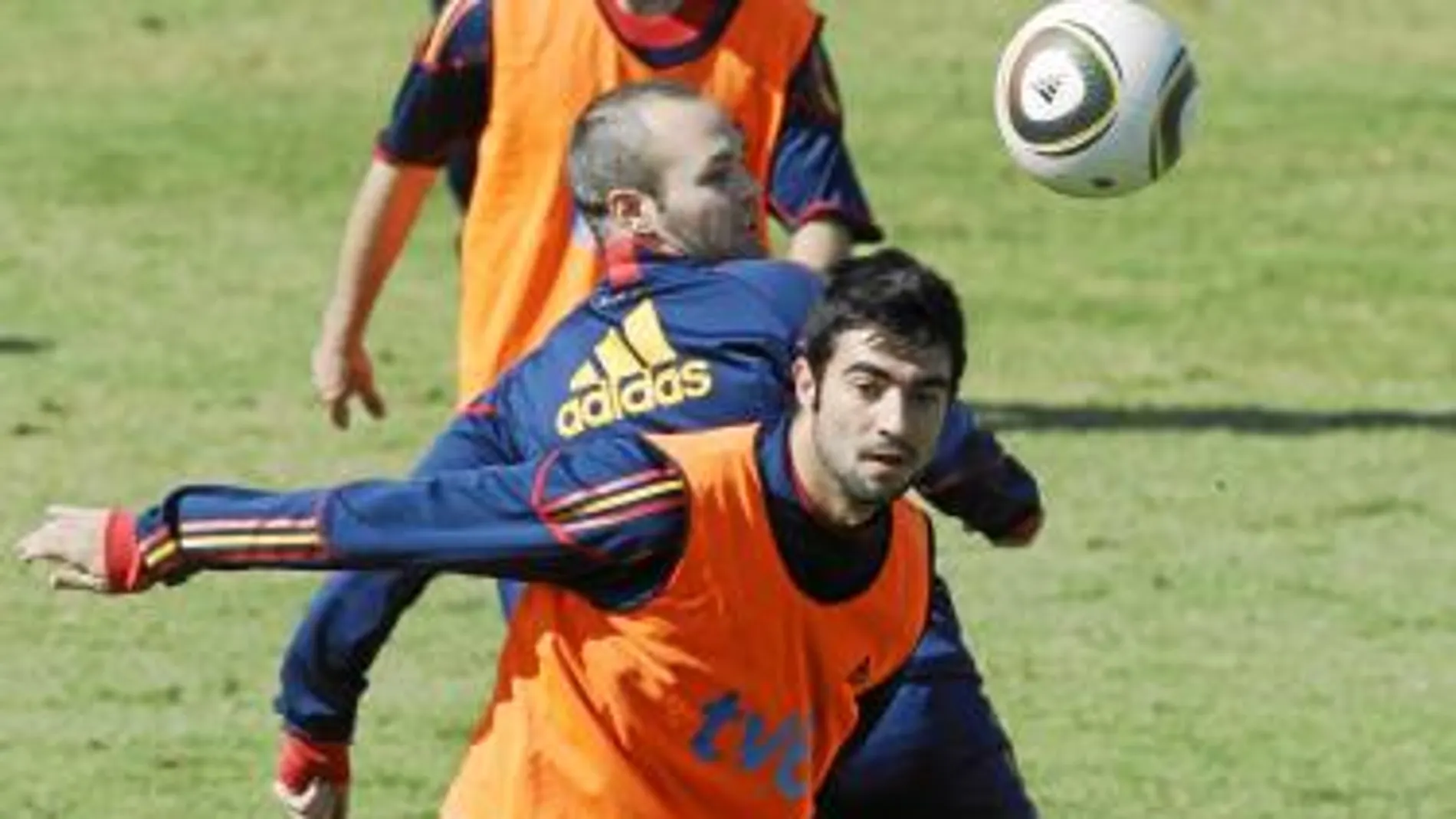 Iniesta pelea con Albiol durante el entrenamiento de ayer