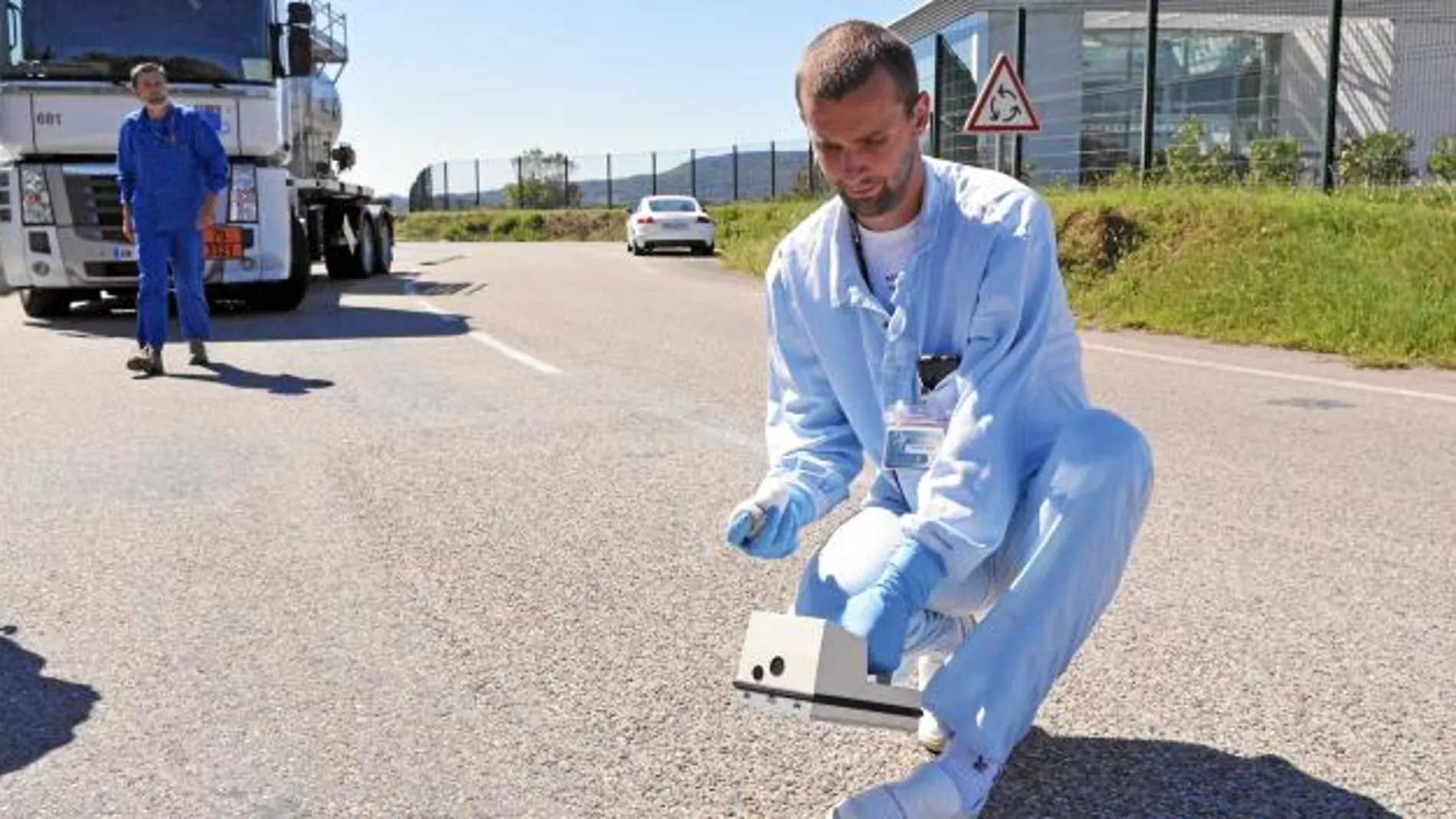 Un técnico mide los niveles de radiación en la central de Marcoule, en el sureste de Francia