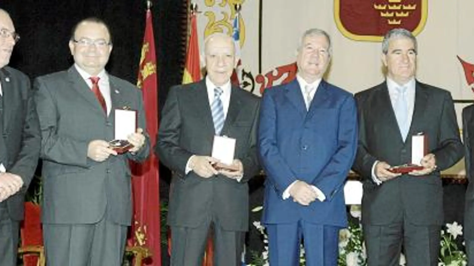 Domingo Aranda, Diego Gutiérrez, Pascual Parrilla, Ramón Luis Valcárcel, Santiago Martínez y Francisco Celdrán, tras el acto institucional del Día de la Región