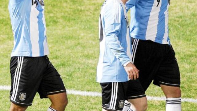 Agüero, pichichi de la Copa América con tres goles, apunta con los índices a Messi después de anotar el 2-0 ante Costa Rica