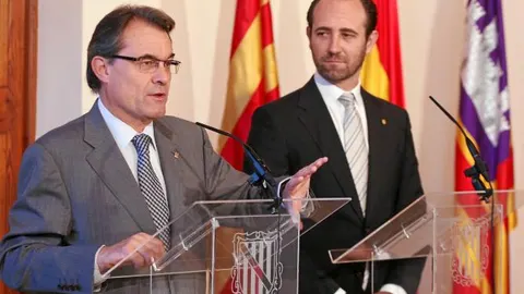 Los gobiernos balear y catalán ratificaron ayersu voluntad de trabajar juntos para dar a conocer a través del Institut Ramon Llull la lengua catalana y la cultura de ambas comunidades, así como la proyección internacional de su producción artística como t