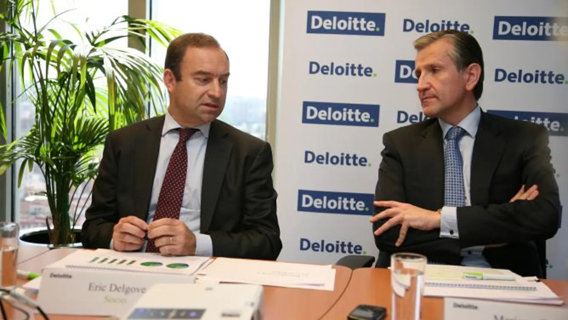 Mariano Cabos y Eric Delgove, socios de Deloitte, han presentado esta mañana su informe sobre vehículos eléctricos