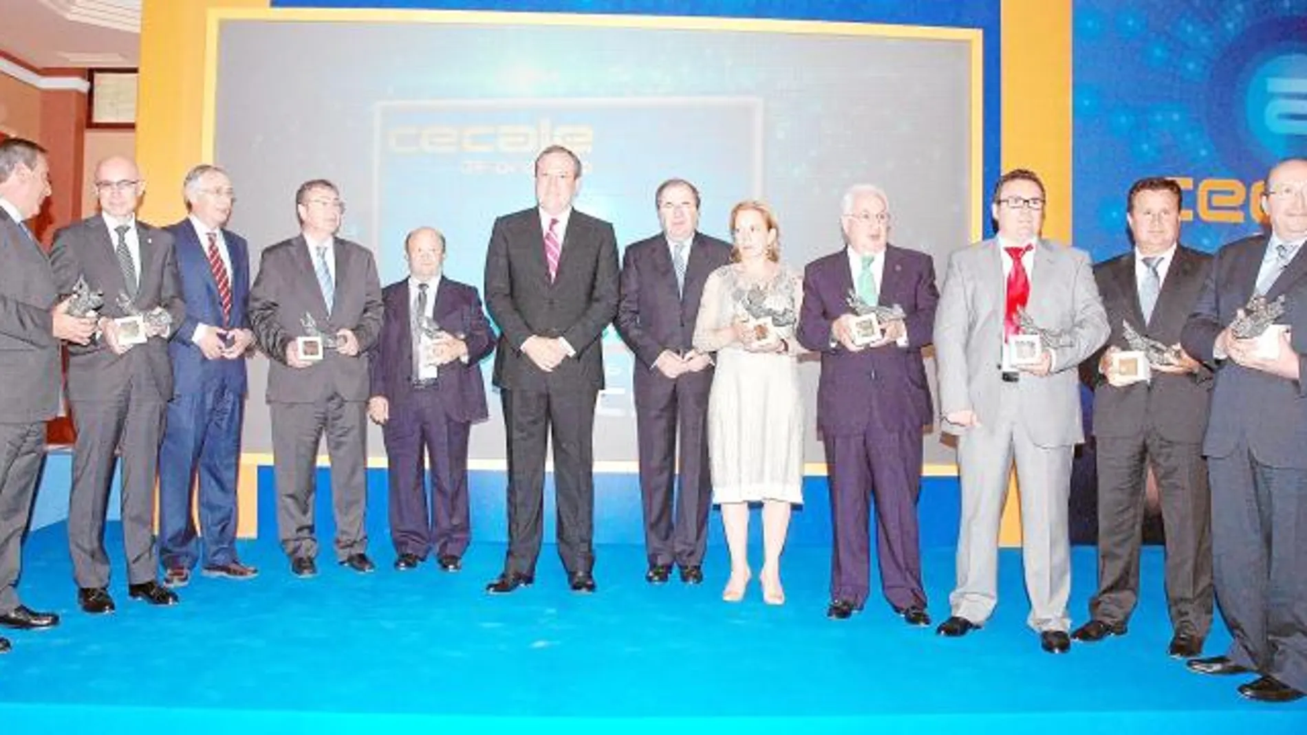 Herrera y Cecale con los diferentes premiados en los Cecale de Oro 2011, durante la gala celebrada en Magaz