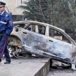 Un agente de la Policía pasa por la zona de Tirana donde el viernes se produjeron violentas protestas contra el Gobierno