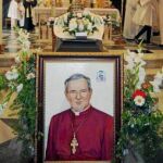 El retrato del arzobispo asesinado Luigi Padovese, ante su féretro, durante el funeral celebrado el pasado lunes en Inskenderun (Turquía)