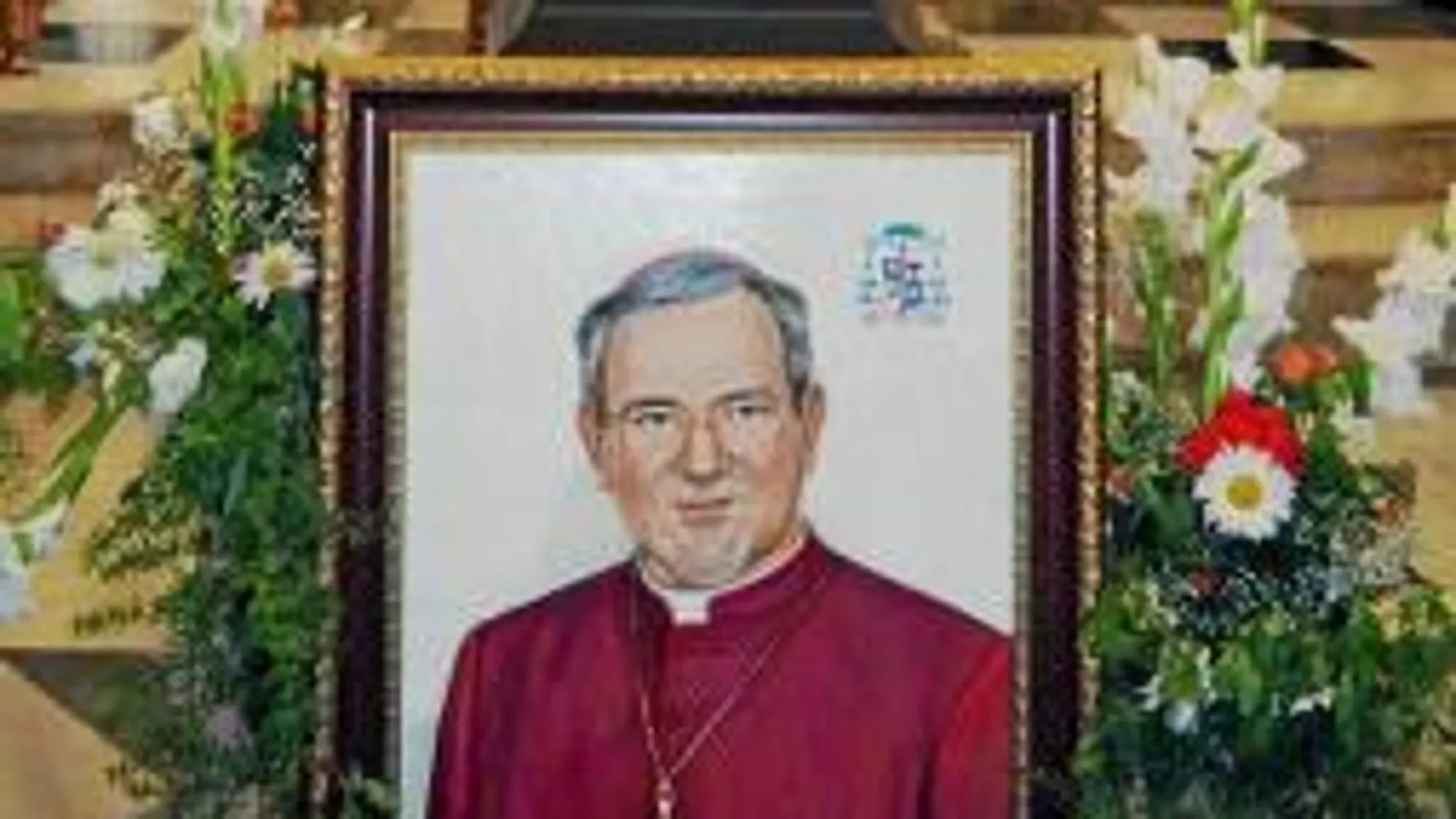 El retrato del arzobispo asesinado Luigi Padovese, ante su féretro, durante el funeral celebrado el pasado lunes en Inskenderun (Turquía)