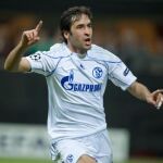 El jugador español del Schalke 04 Raúl González celebra tras anotar ante el Inter de Milán