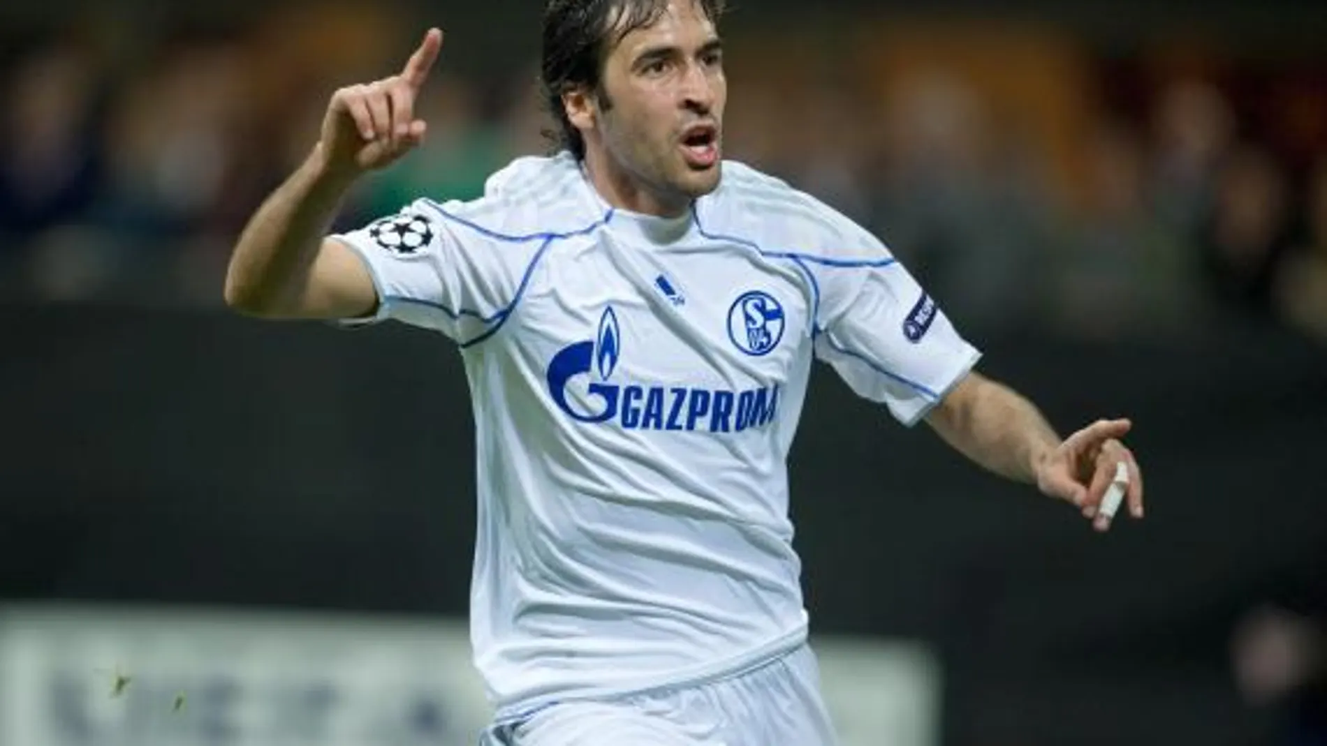 El jugador español del Schalke 04 Raúl González celebra tras anotar ante el Inter de Milán