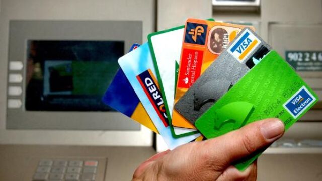 Varias tarjetas de crédito de entidades españolas