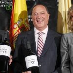 Juan Vicente Herrera, Carlos Moro y Cristina Garmendia sostienen botellas de Emina 0'0