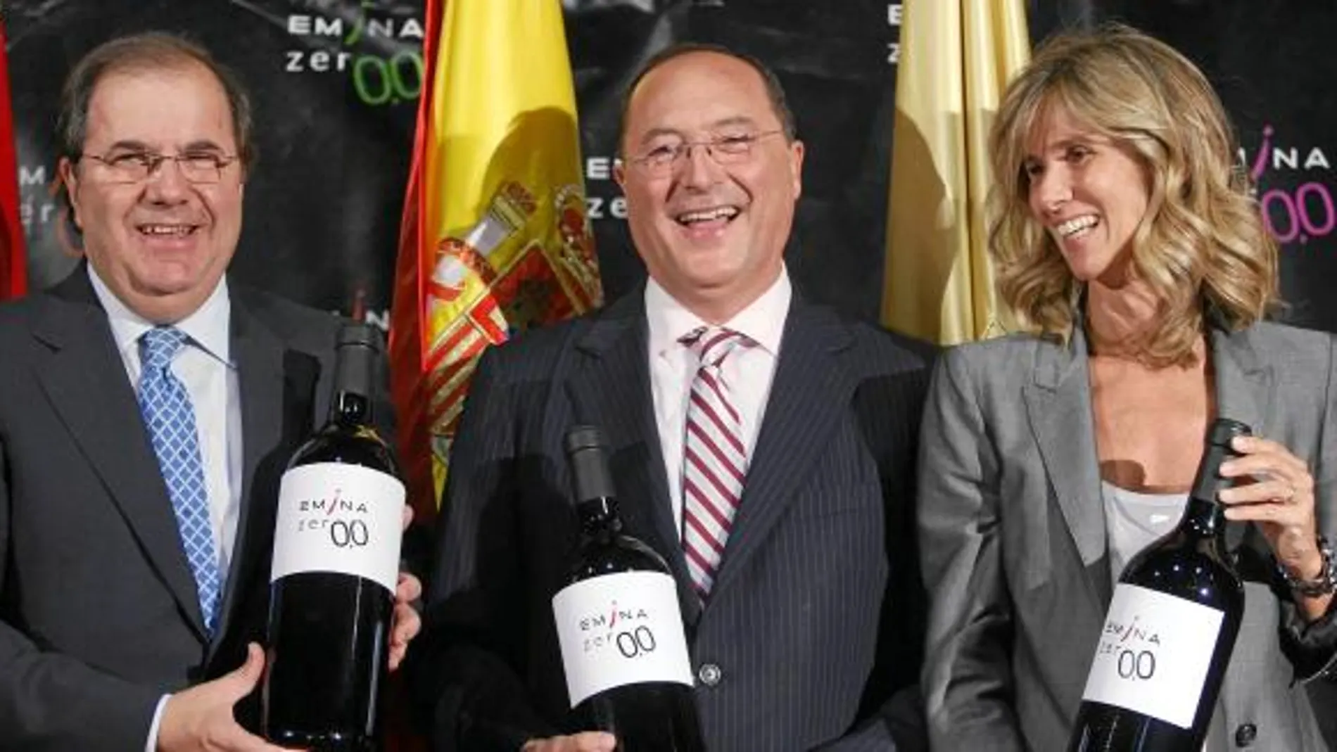 Juan Vicente Herrera, Carlos Moro y Cristina Garmendia sostienen botellas de Emina 0'0