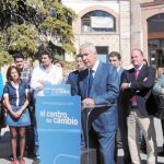 El presidente de los populares andaluces, Javier Arenas, ayer en un acto electoral en Antequera