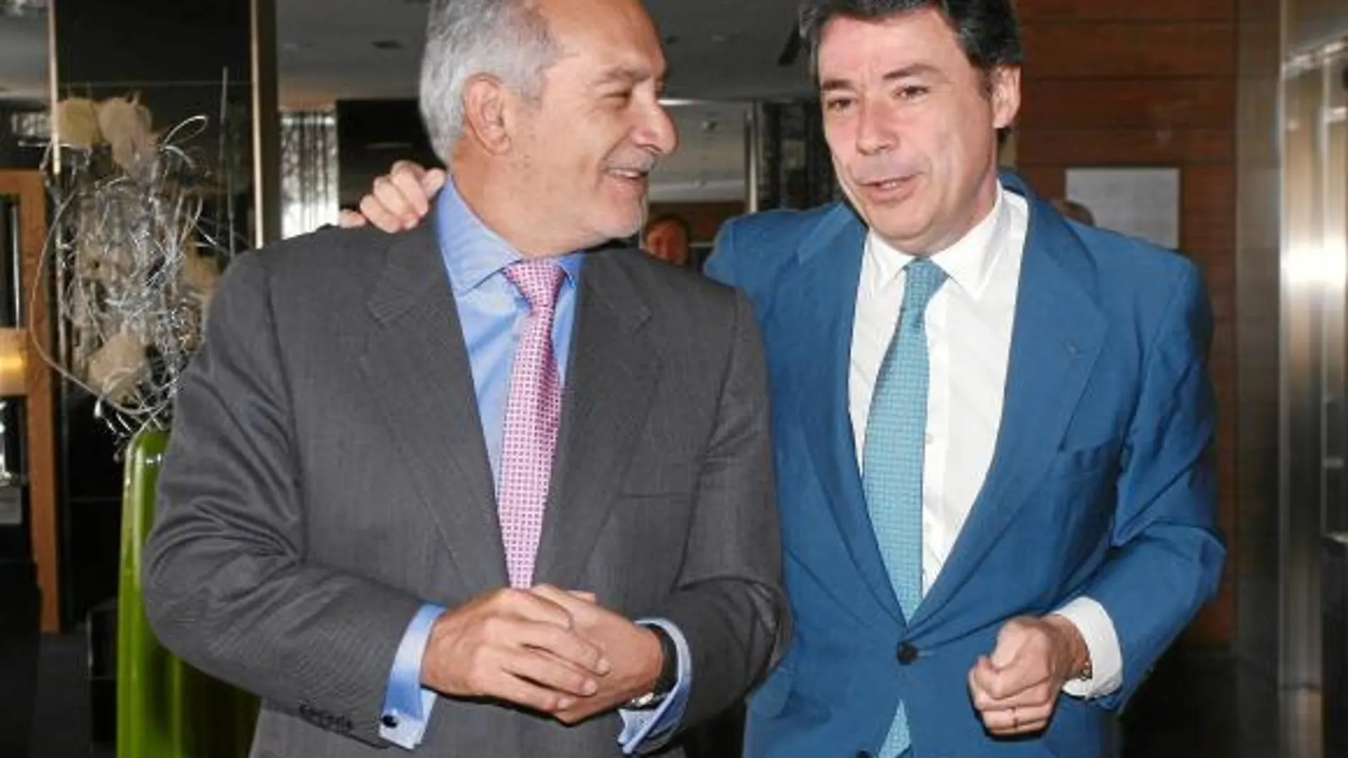 Ignacio González acudió a un desayuno informativo en Móstoles, que organizó el alcalde Esteban Parro