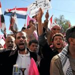 Manifestantes yemeníes gritan lemas y portan banderas y pancartas durante una de las cuatro concentraciones convocadas