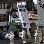 Un grupo de encapuchados entró en la plaza de Leiza el pasado 10 de agosto portando carteles a favor de los presos de ETA