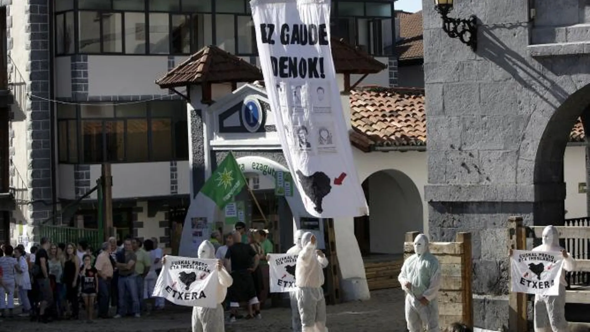 Un grupo de encapuchados entró en la plaza de Leiza el pasado 10 de agosto portando carteles a favor de los presos de ETA