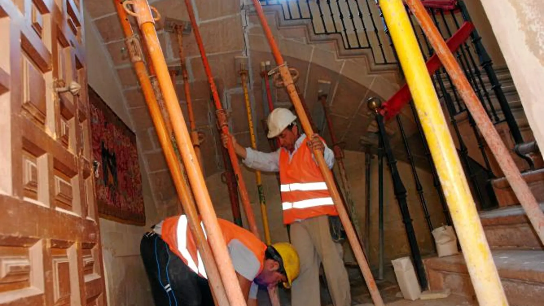 Los técnicos realizan obras de mantenimiento en diversos inmuebles de la ciudad lorquina