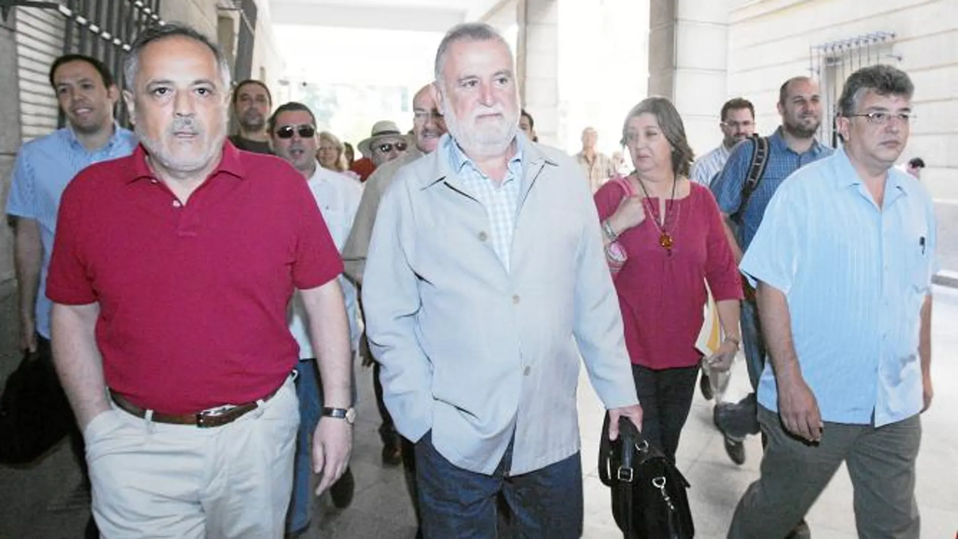 Torrijos llegó a los juzgados arropado por los miembros de Izquierda Unida