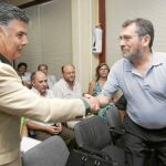 Antonio Rivas estrecha la mano de José Antonio Viera en una reunión de la Ejecutiva del PSOE