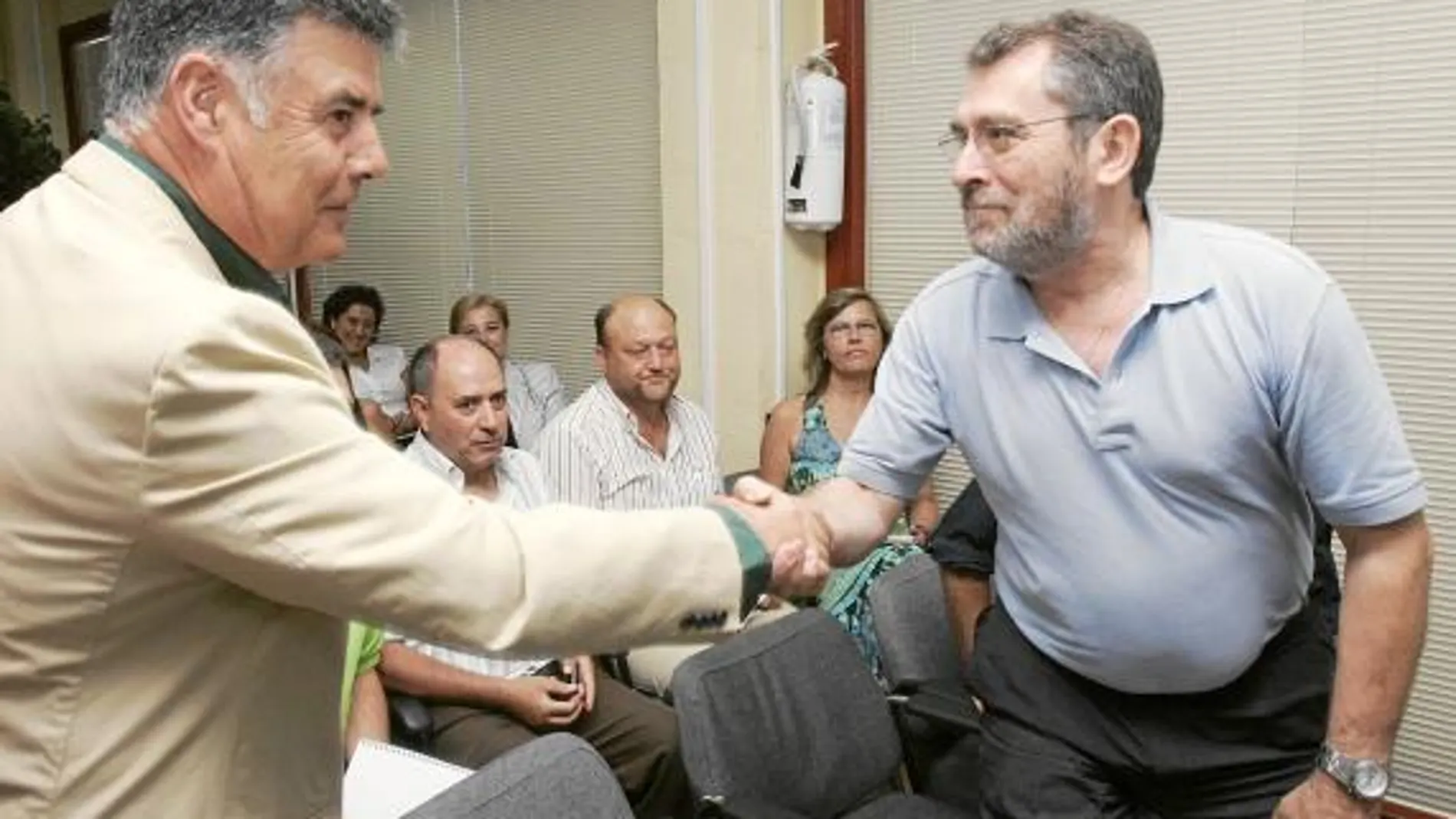 Antonio Rivas estrecha la mano de José Antonio Viera en una reunión de la Ejecutiva del PSOE