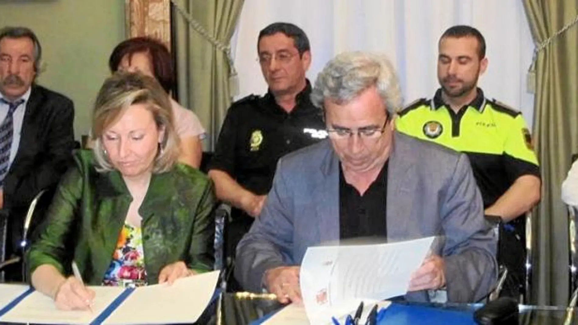 El jefe de la Policía Municipal, Sergio Ruiz, (detrás, de amarillo) junto a Enrique Cascallana y Amparo Valcarce