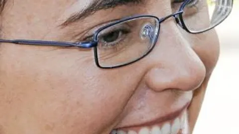 Giffords, arriba, en su primera foto tras el atentado