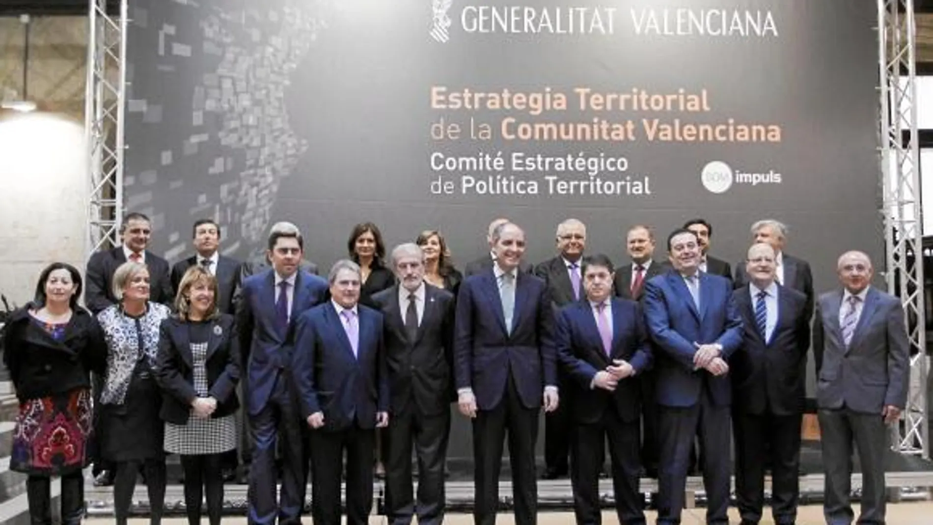 El presidente de la Generalitat junto con los partícipes en la elaboración de la Estrategia Territorial