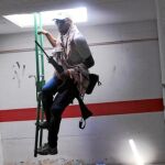 Los rebeldes entraron por fin ayer en el complejo de túneles subterráneos. Encontraron almacenes con cantidades de petróleo, comida y medicinas suficientes para un largo asedio.