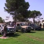 Rebeldes con sus vehículos en el cuartel general de Gadafi, Bab al-Aziziya, en Trípoli