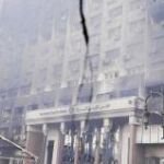 La fachada incendiada de la sede del partido de Mubarak en El Cairo