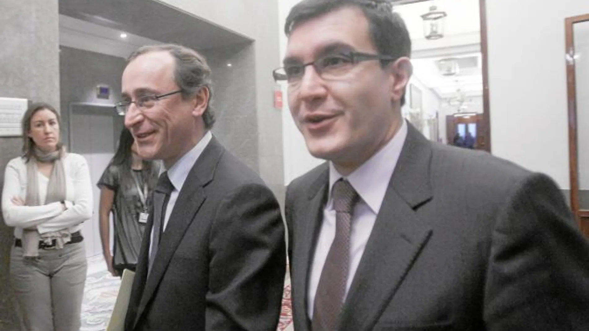 Alfonso Alonso y José Luis Ayllón, ayer, en los pasillos del Congreso